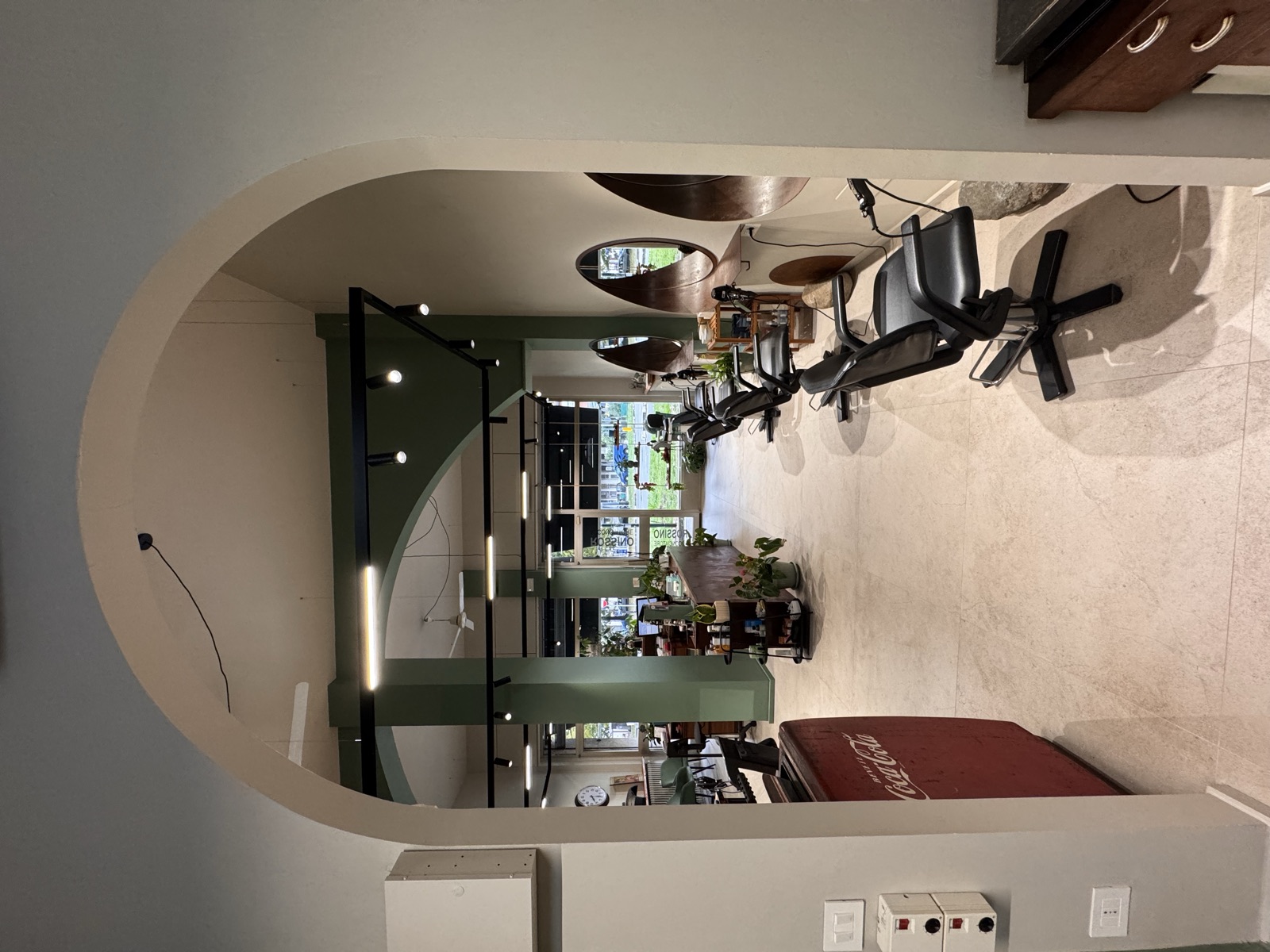 Il salone visto attraverso un arco, in Corso Racconigi a Torino